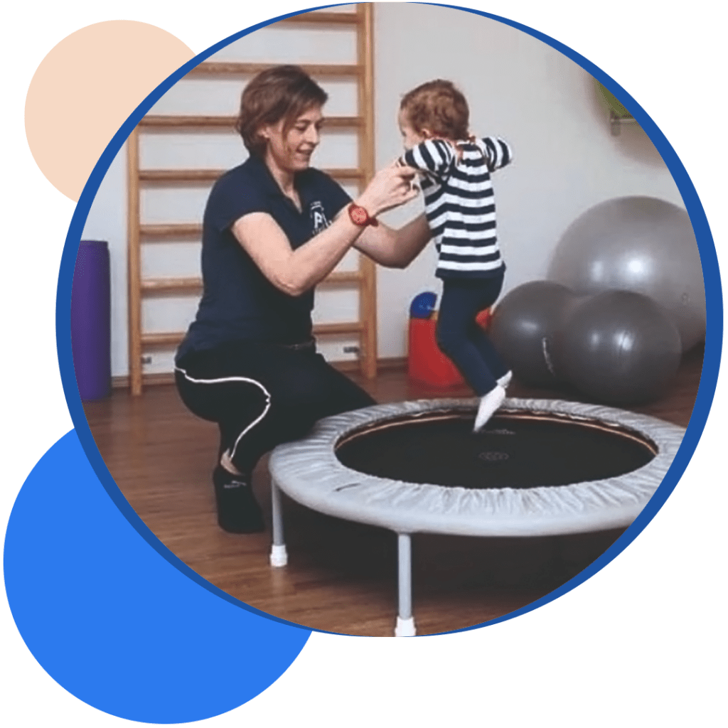 Physiotherapeutin von ACTIVIVER arbeitet mit einem Kind auf einem Trampolin, um spielerisch Vertrauen und motorische Fähigkeiten zu fördern.