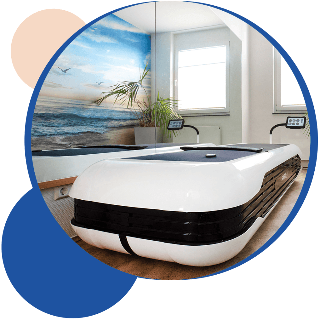 Luxuriöser Saneko Jet Whirlpool in einem hellen ACTIVIVER® Wellnessraum mit Meerblick-Wandbild
